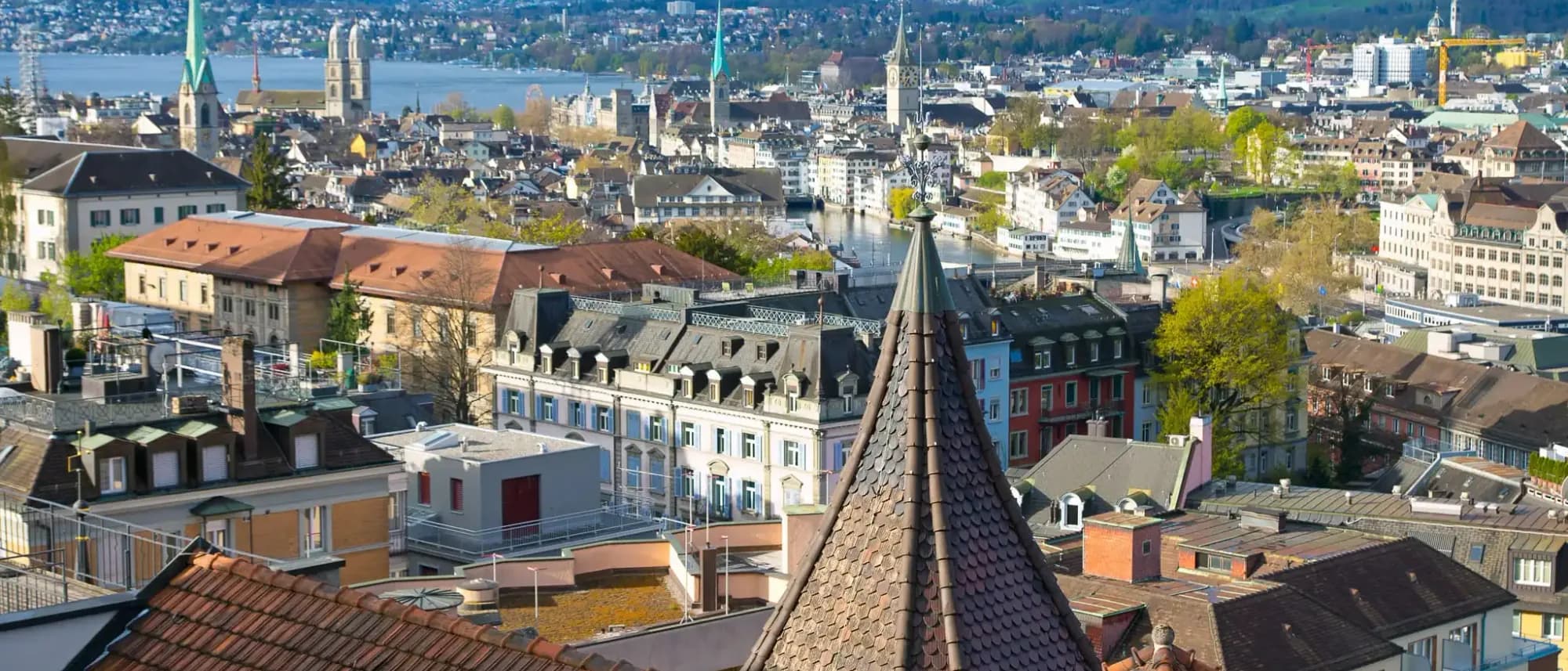 Blick über die Dächer der Region Zürich mit dem See im Hintergrund